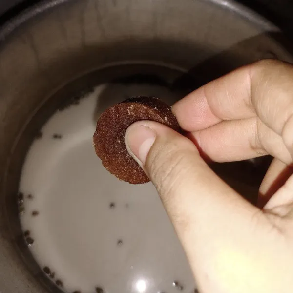Masukkan gula merah dan gula pasir.