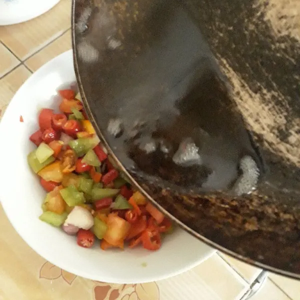 Panaskan minyak hingga benar-benar panas, lalu siram ke dalam mangkuk. Aduk rata dan siap disajikan