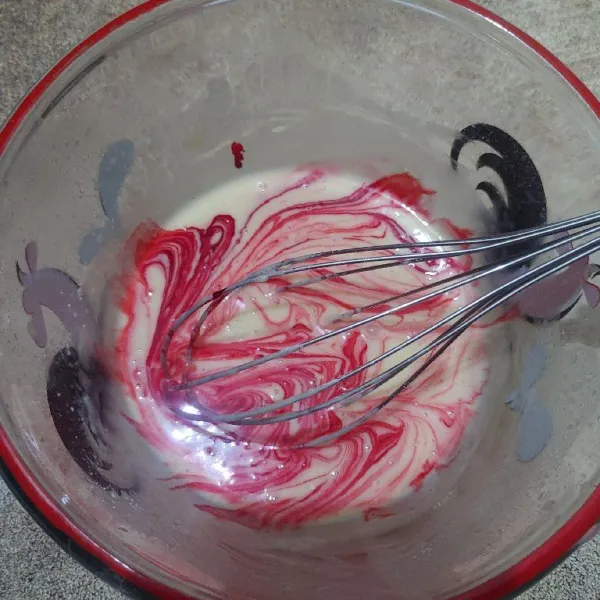 Tambahkan pasta red velvet dan canola oil, aduk sampai tercampur dengan rata.