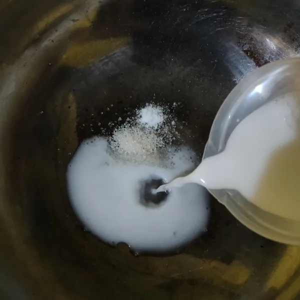 Masak santan, garam, dan gula pasir hingga mendidih.