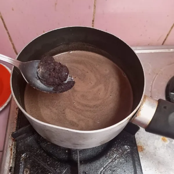 Rebus susu full cream cokelat, jelly bubuk rasa coklat, gula pasir ,dan garam sambil diaduk sampai mendidih. Tambahkan potongan cokelat masak pekat. aduk sampai larut. matikan api.