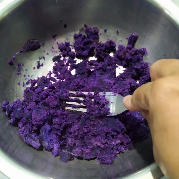 Cuci bersih ubi ungu, lalu rebus selama 10 menit. Kupas dan haluskan ubi ungu menggunakan garpu.