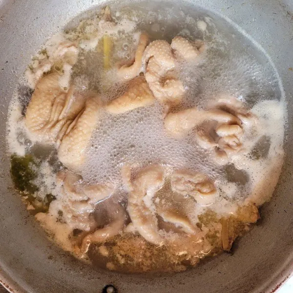 Rebus kulit ayam dengan menggunakan batang serai dan daun jeruk hingga kulit ayam matang.