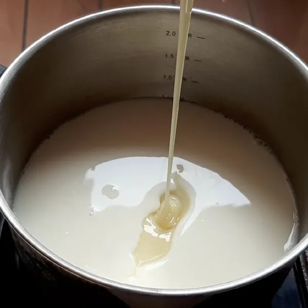 Buat vla/saus : Masukkan air, 200 ml susu cair full cream dan kental manis ke dalam panci, masak hingga mulai mendidih, masukkan sisa bahan kecuali 100 ml air/susu full cream dan maizena, aduk rata.