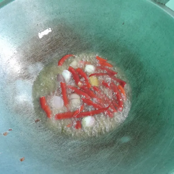 Goreng cabe merah, bawang merah, bawang putih sampai layu.