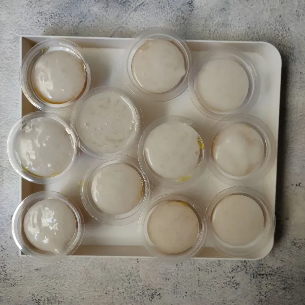 Tuang vla santan di atas puding, sajikan dingin.