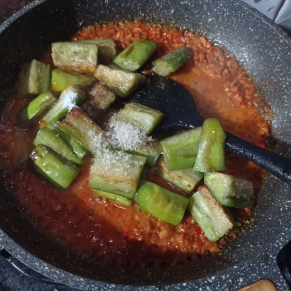 Masukkan terong, air, garam, gula pasir dan kaldu bubuk, aduk sampai tercampur rata.