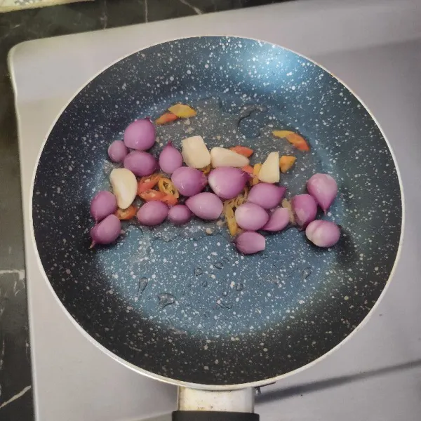Tumis bawang dan cabe rawit hingga layu.