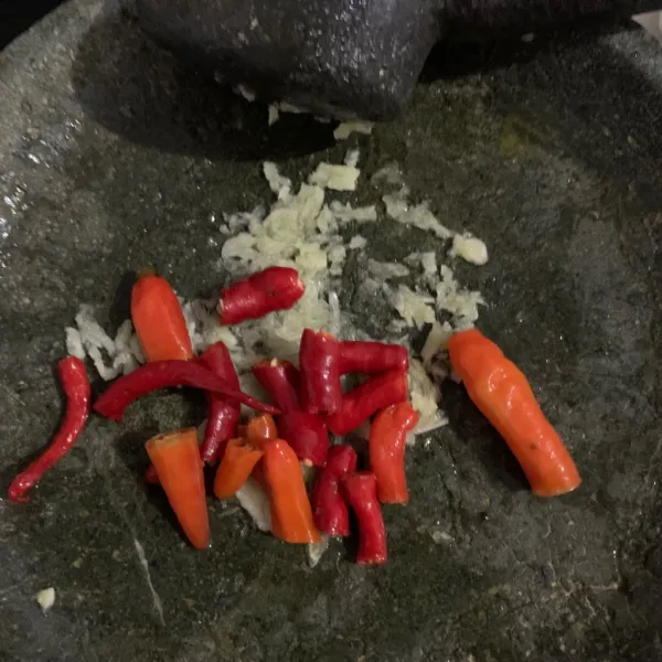 Haluskan bawang putih dan cabe.