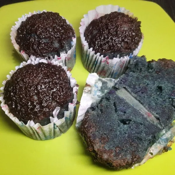 Setelah dingin angkat kue ubi ungu kukus sajikan kedalam piring. (Jika suka bisa ditaburi gula halus diatas kue). Selamat mencoba.