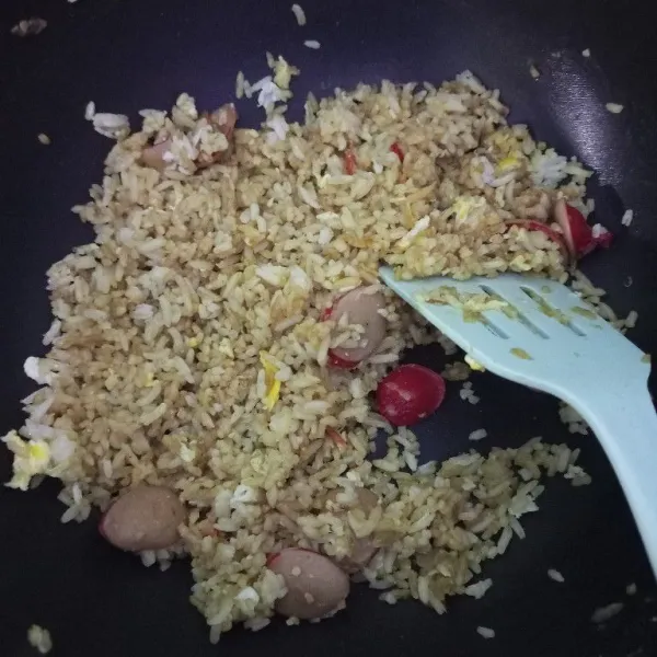JIka sudah selesai ditumis dan tercampur, nasi goreng siap disantap.