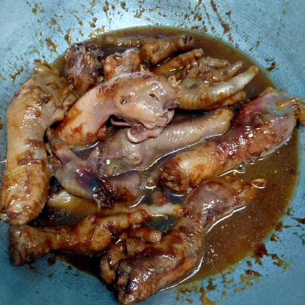 Tuangkan air, biarkan bumbu meresap dan siap disajikan.