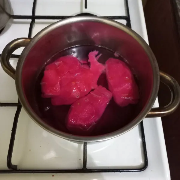 Didihkan 800 ml air bersama daun pandan, masak hingga air berubah warna, angkat kulit buah naga.
