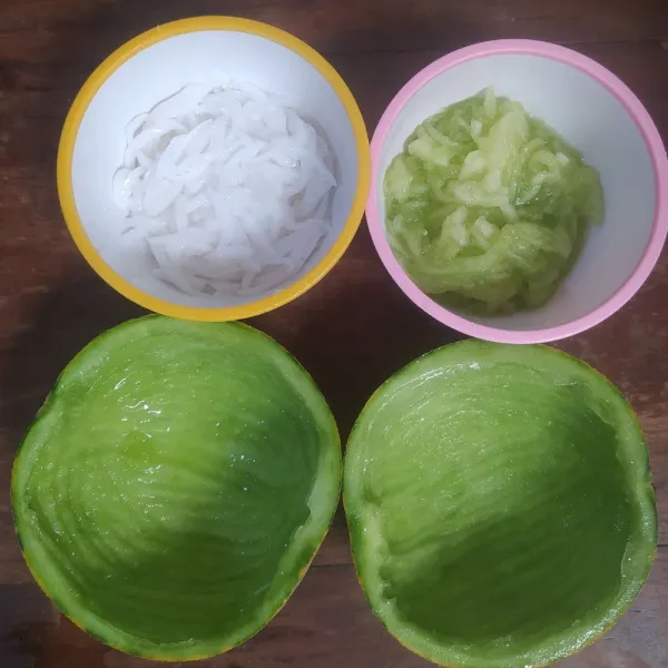 Siapkan kulit melon dan daging buahnya yang sudah diserut (± dari ¼ buah melon). Keruk jelly kelapa.