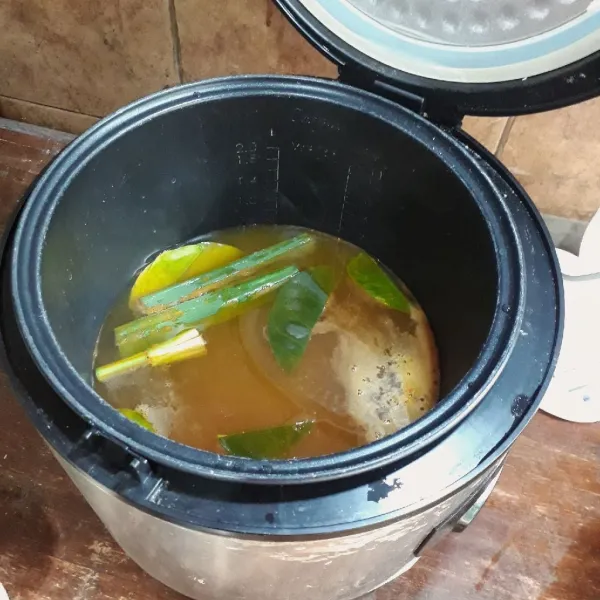Tambahkan bumbu yang sudah disaring, aduk rata.