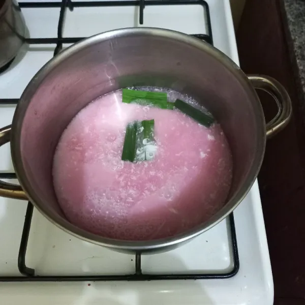 Masukkan santal kental, garam dan vanili bubuk, aduk rata.