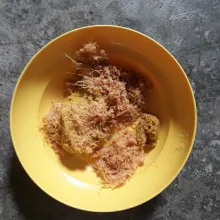 Parut lengkuas dan blender serai, kunyit, jahe, ketumbar serta bawang merah dan bawang putih. Campurkan semuanya.