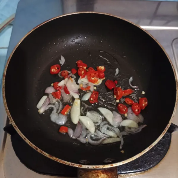 Masukkan irisan bawang merah, bawang putih dan cabe merah hingga harum.