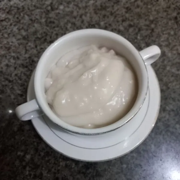 Tuang bubur sumsum kemudian tuang air gula di atasnya, sajikan.