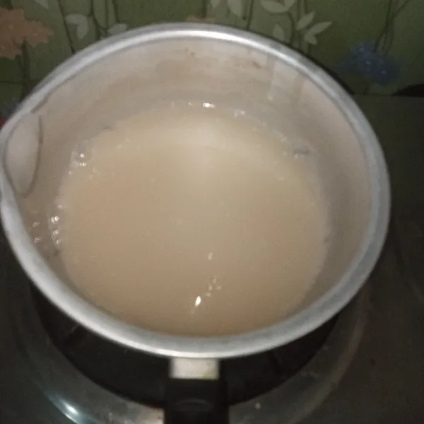 Siapkan panci lalu campur agar-agar, gula, dan susu cair, masak sambil diaduk-aduk hingga mendidih lalu angkat.
