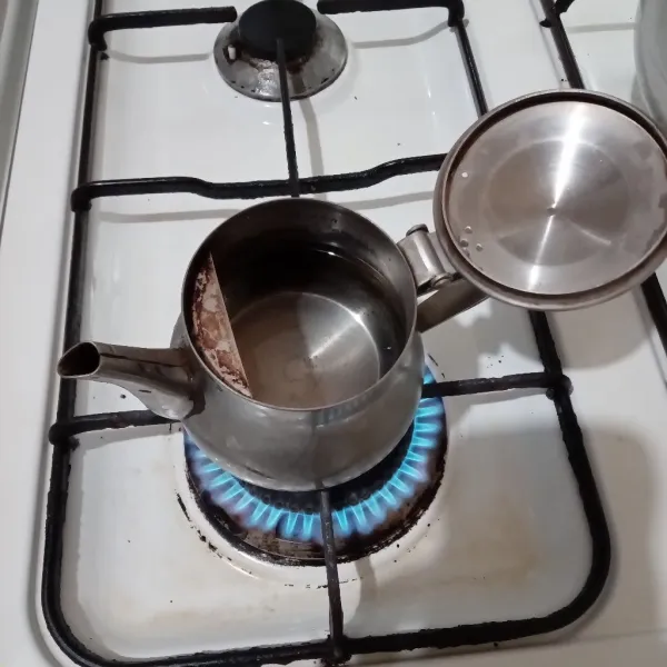 Siapkan teko lalu panaskan Air