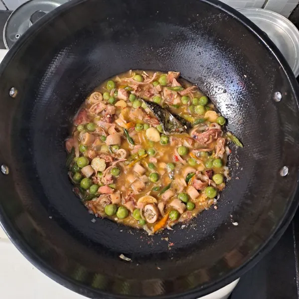 Masak hingga air menyusut koreksi rasa. Sajikan.