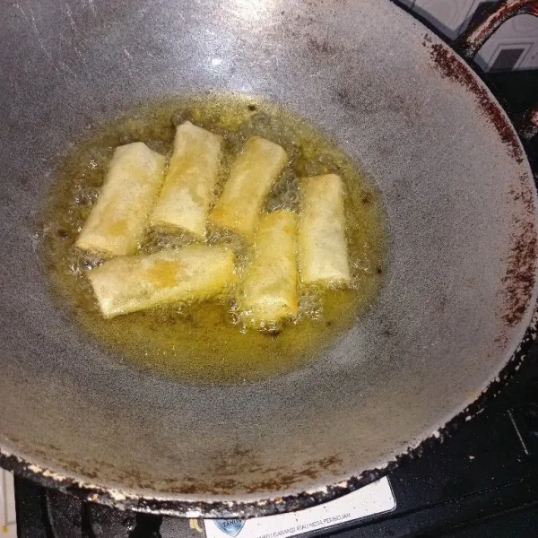 Goreng hingga kuning kecoklatan, lalu angkat dan tiriskan.