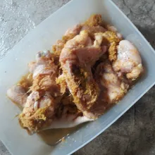 Aduk bumbu lengkuas dengan ayam. Beri kaldu dan aduk merata. Diamkan sekitar 10 menit.