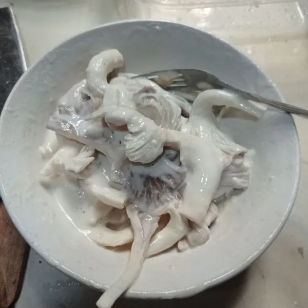 Campur 2 sdm tepung terigu, 2 sdm tepung bumbu dan air lalu aduk sampai tercampur rata dan adonan tidak terlalu kental, masukkan suwiran jamur, aduk rata.