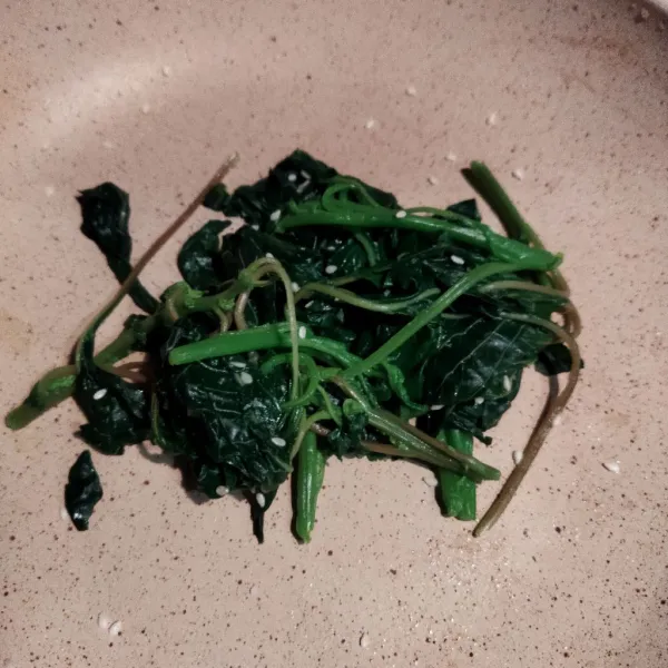 Rebus bayam hingga matang, campurkan dengan wijen, minyak wijen, dan 1/4 sdt garam aduk rata.