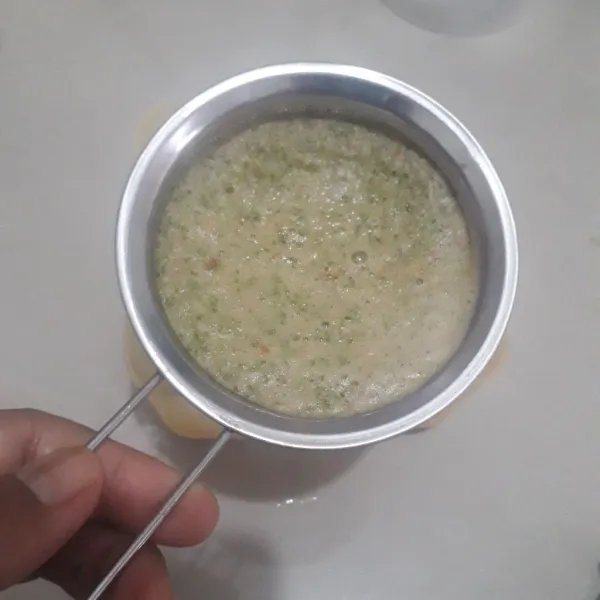 Setelah halus, saringlah jus ke dalam gelas.