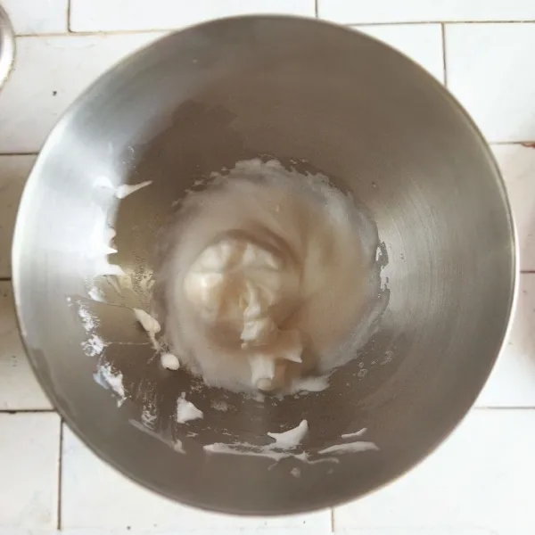 Untuk membuat meringue, kocok putih telur, setelah berbuih tambahkan perasan jeruk nipis dan gula pasir. Mixer hingga kaku dan mengembang.