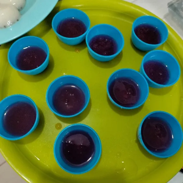 Tuang adonan puding cocopandan 1/2 bagian kedalam cetakan kue talam