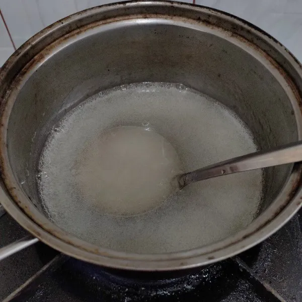 Lalu masukan jelly plain, gula pasir dan air aduk rata masak hingga mendidih