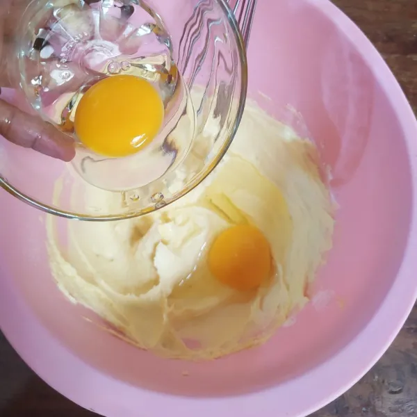 Masukkan telur satu demi satu sambil dikocok.