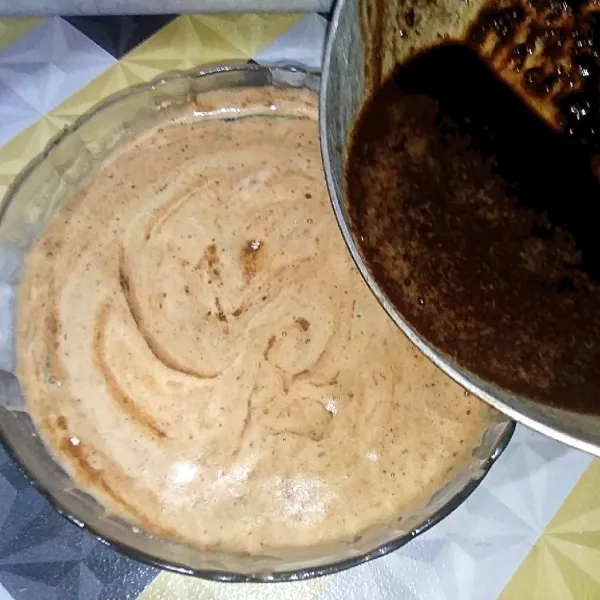Kemudian tuang ke ke dalam adonan brownies. Aduk perlahan hingga tercampur rata.