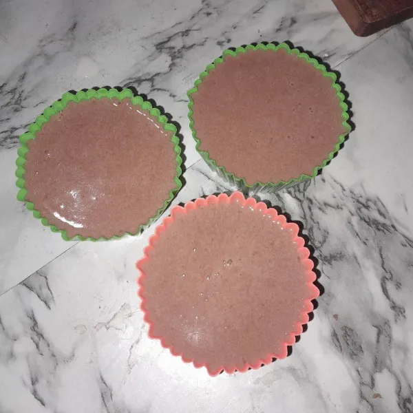 Siapkan cetakan, tuang puding secukupnya. Biarkan set, masukkan ke dalam kulkas.