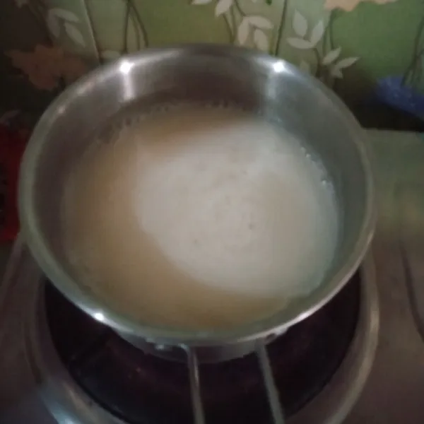 Masak agar-agar, jelly, susu, gula, dan garam sambil diaduk hingga mendidih lalu angkat.