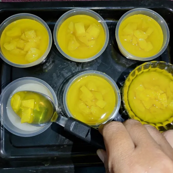 Setelah puding susu padat tambahkan stup nanas nya dan puding stup nanas siap di sajikan