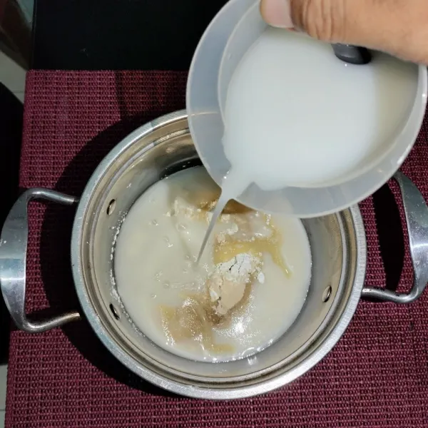 Beri susu kental manis dan susu cair aduk sampai rata masak hingga matang