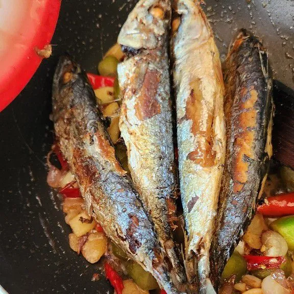 Masukkan ikan goreng, kecilkan api sambil aduk perlahan supaya bumbu bahan meresap. Matikan api.