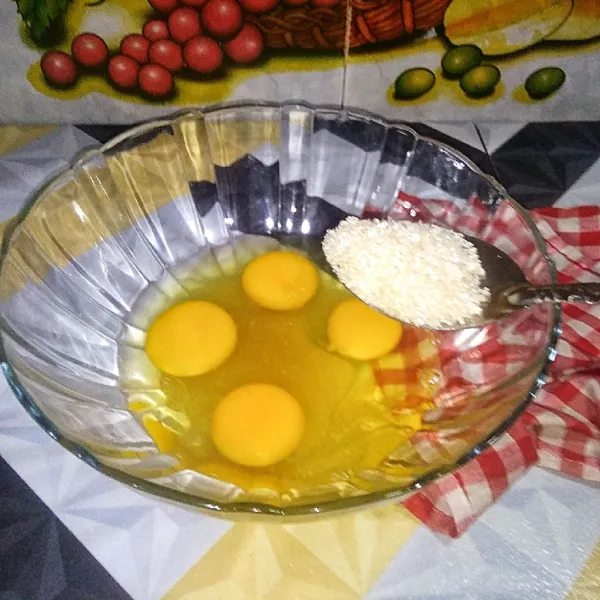 Dalam wadah, masukkan telur dan gula, kocok hingga mengembang dan berjejak. Kemudian masukkan campuran tepung sedikit demi sedikit sambil di aduk dengan spatula secara perlahan hingga adonan habis.