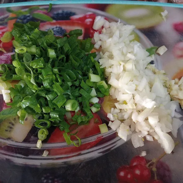 Lalu cincang bawang putih, bawang bombay, dan daun bawang.