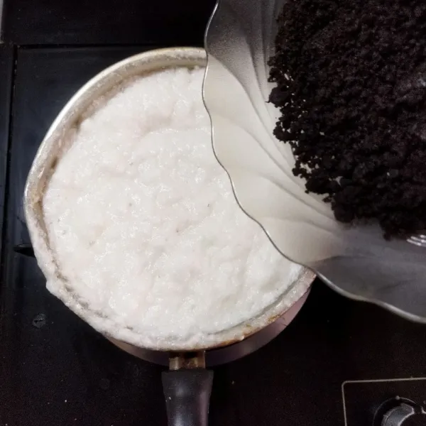 Tuang meringue ke dalam panci puding, masak kembali adonan sambil diaduk rata hingga mendidih. Tambahkan remahan biskuit sambil diaduk rata, koreksi rasa, angkat dan hilangkan uap panasnya.