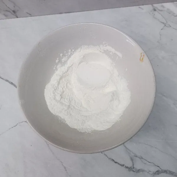 Masukkan tepung beras ketan dan bubuk krim multifungsi ke dalam mangkuk.