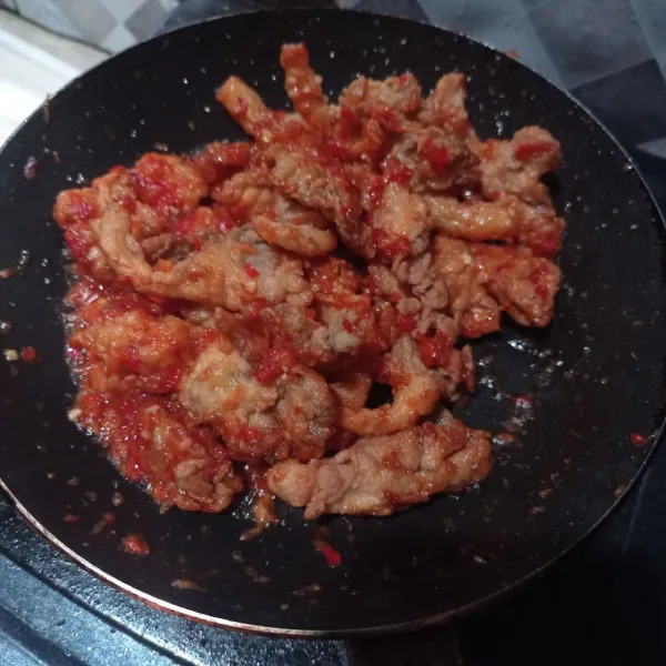 Masukkan jamur crispy, aduk sampai tercampur rata, matikan api. Angkat dan sajikan selagi hangat.