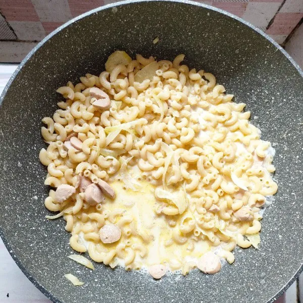 Masukkan macaroni lalu tambahkan garam, lada bubuk, dan tepung maizena.