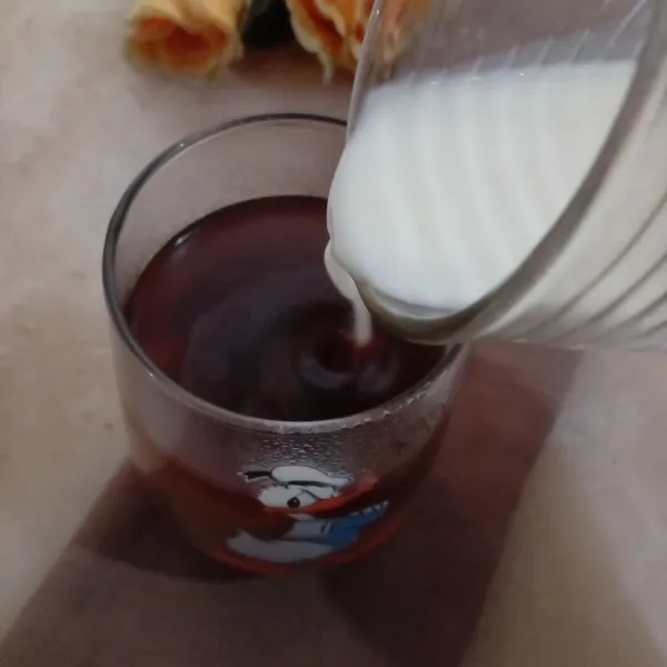 Masukan susu yang telah dikocok tadi, Aduk aduk dan minuman siap disajikan.