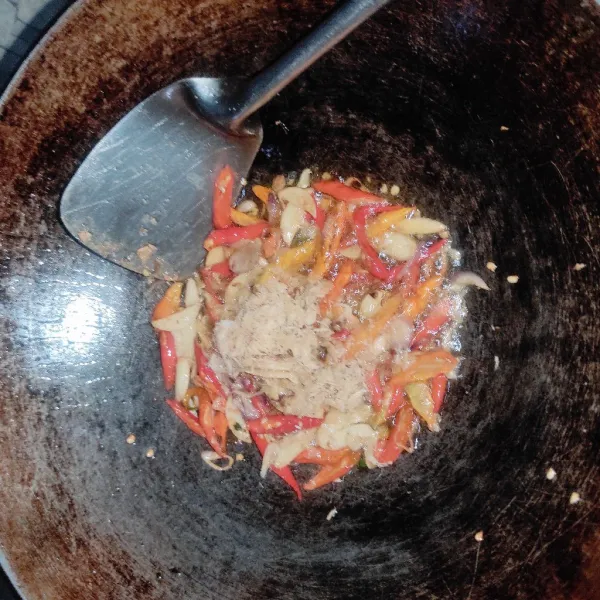 Tambahkan cabai, tumis hingga matang. Masukan udang rebon. Tumis hingga udang rebon berwarna kecoklatan.