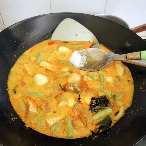 tambahkan gula, kaldu jamur dan garam. Koreksi rasa. Sajikan.